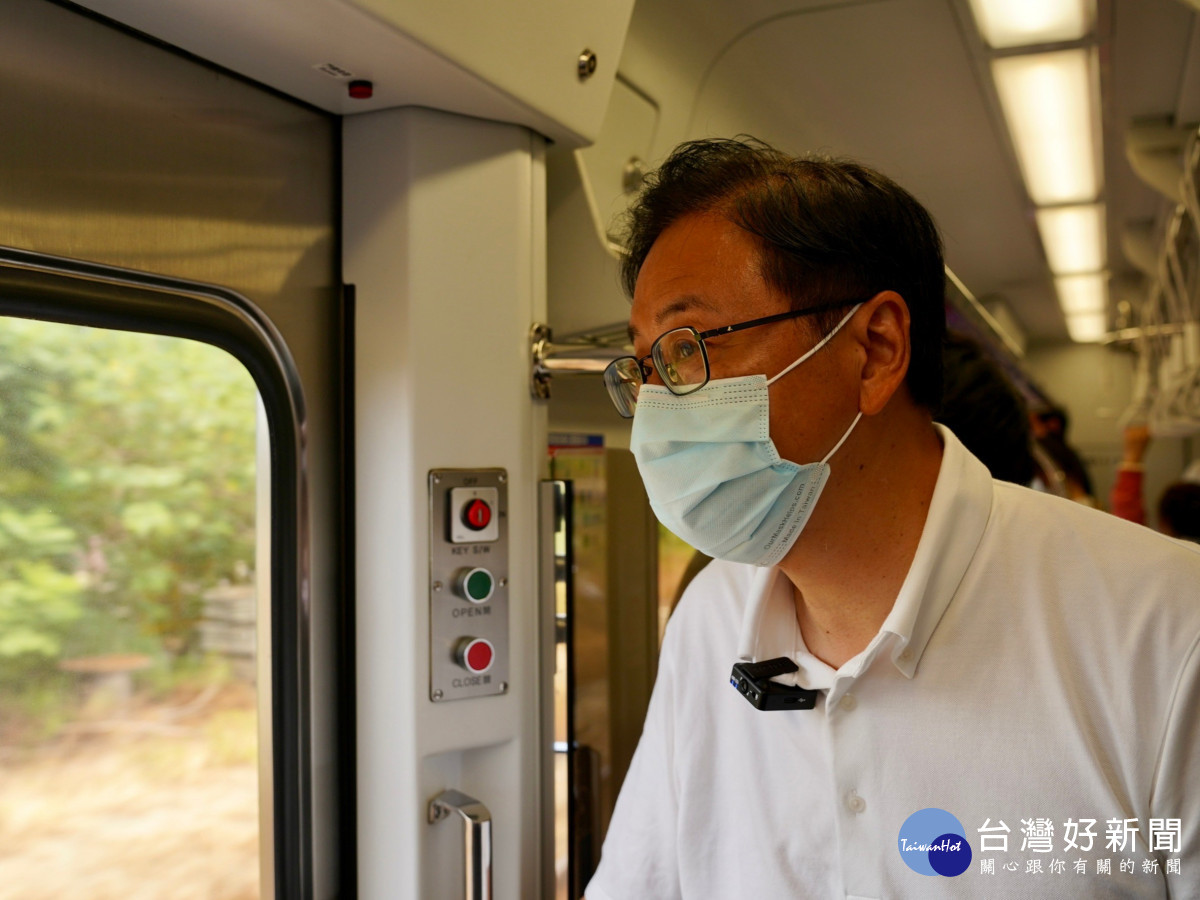 張善政出席富岡鐵道藝術節　    看CK124回憶兒時「牙膏盒做模型」（張善政體驗坐火車）