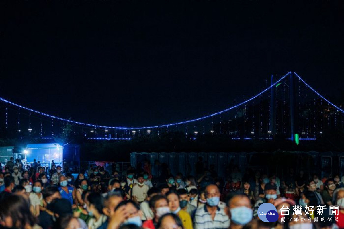 夜晚點燈的大溪橋，相當浪漫。