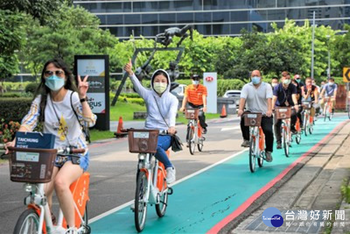 在台中市騎乘腳踏車可以欣賞不同的景色公共自行車很受歡迎