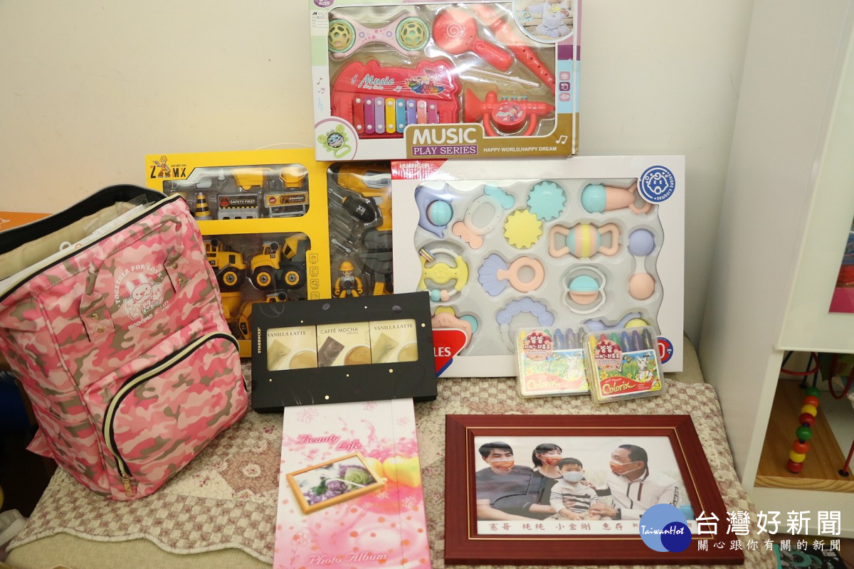 社會局代表侯友宜贈送育兒寶貝袋、玩具禮盒和去年探訪的簽名照