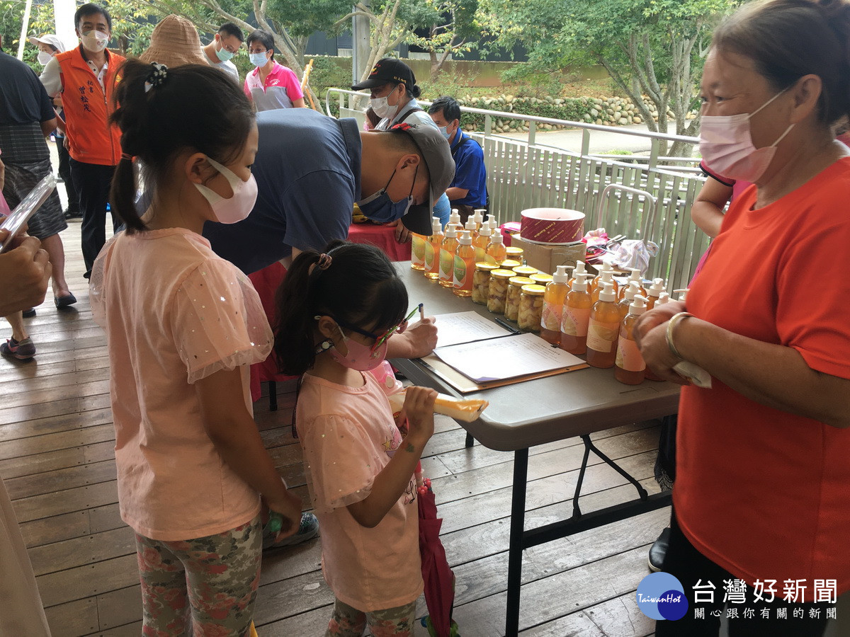 鳳山社區免費贈鳳梨冰棒消暑氣。（記者扶小萍攝）