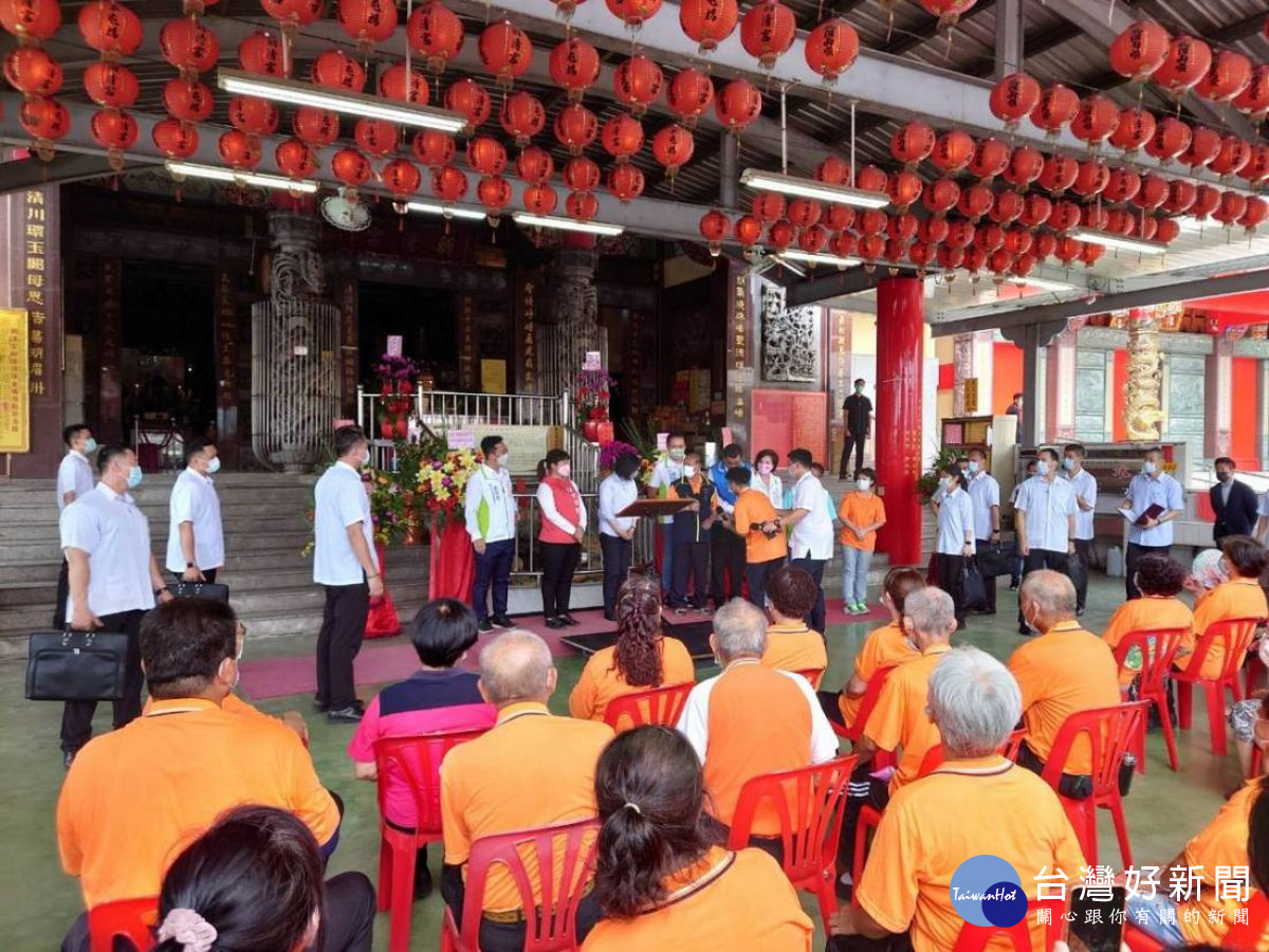 蔡英文總統到草屯朝清宮參香揭匾，向媽祖祈求國泰民安。