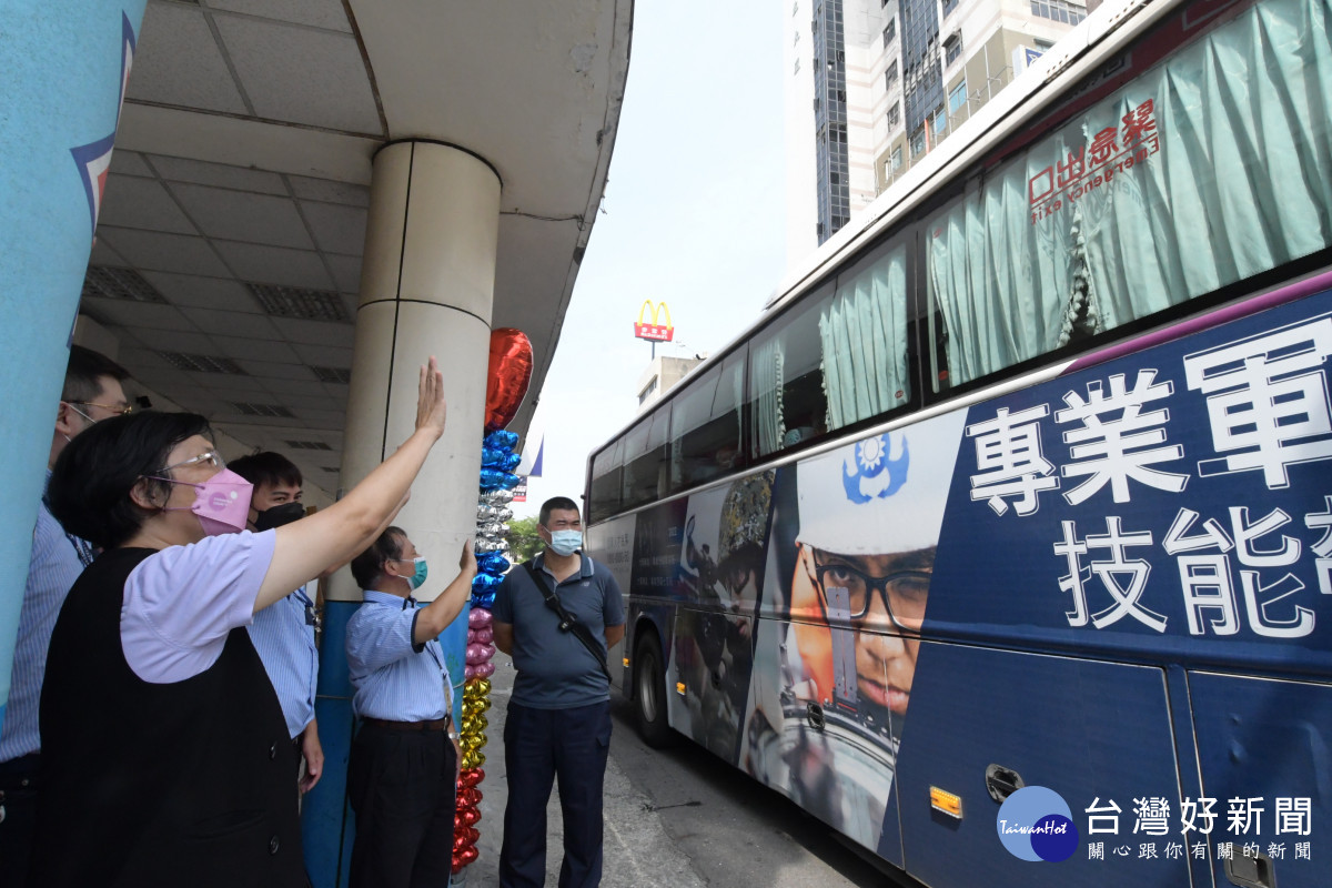 縣長王惠美揮手送民眾。圖/記者鄧富珍攝