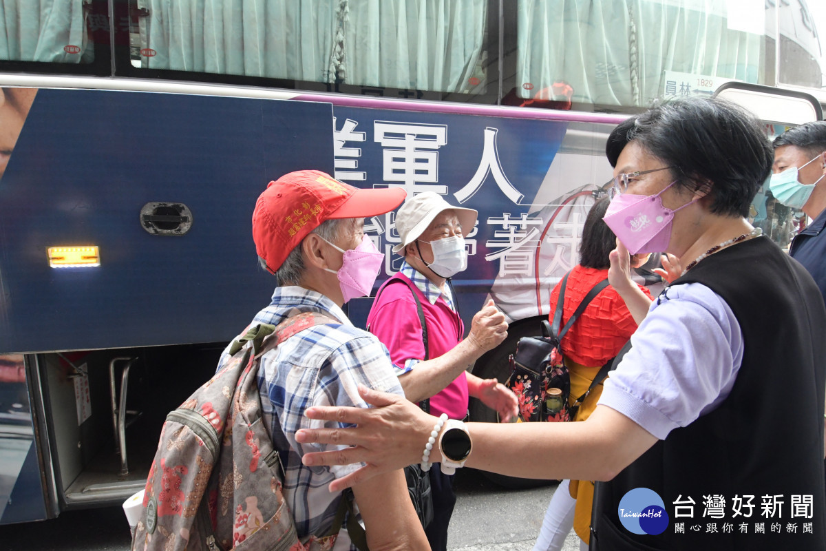 縣長王惠美與長青卡民眾互動。圖/記者鄧富珍攝