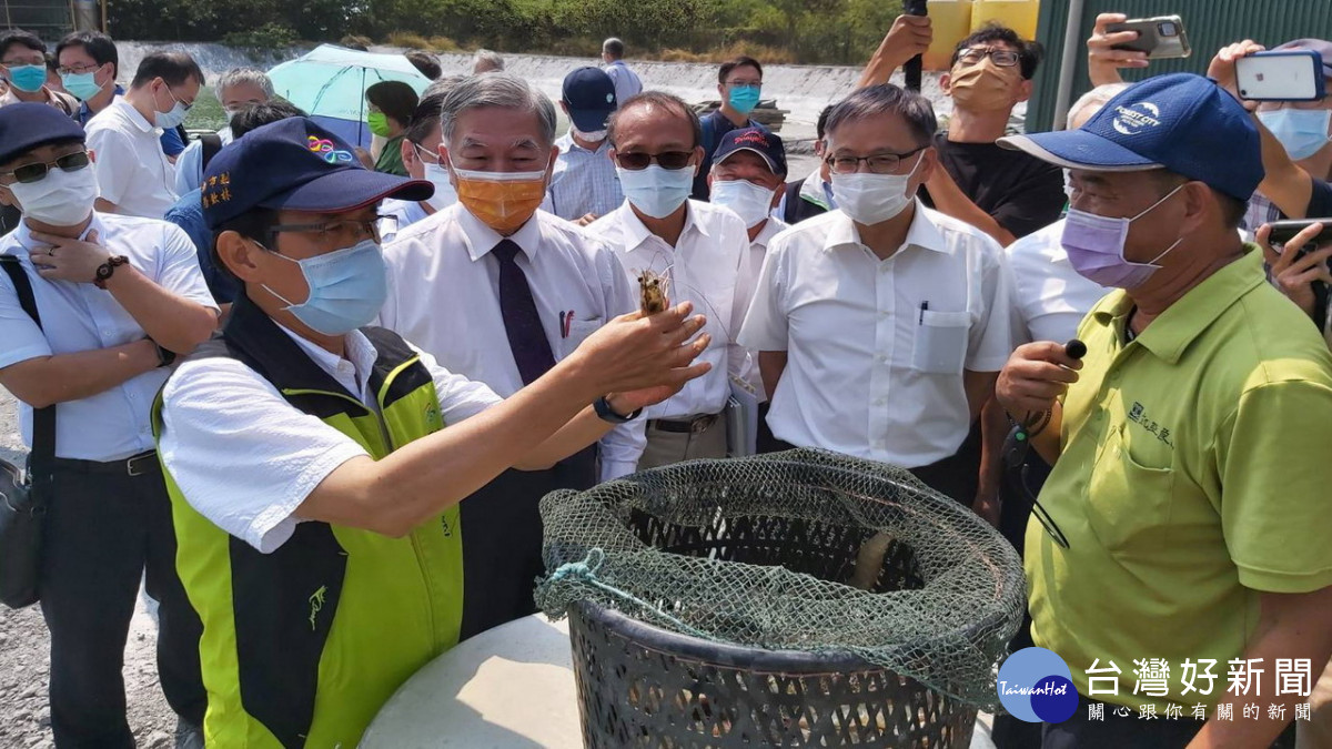 ▲凱亞養殖能源公司鄭志強董事長(右)分享漁電共生案場白蝦養殖成果。（圖／記者 許高祥 翻攝）