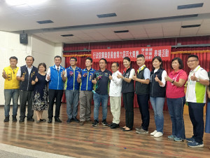 草屯鎮公所代表會農會表揚3位獲百大青農。（記者扶小萍攝）