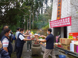 南投林區管理處於水里工作站人倫分站榮民塔舉行秋季中元祭祀活動。