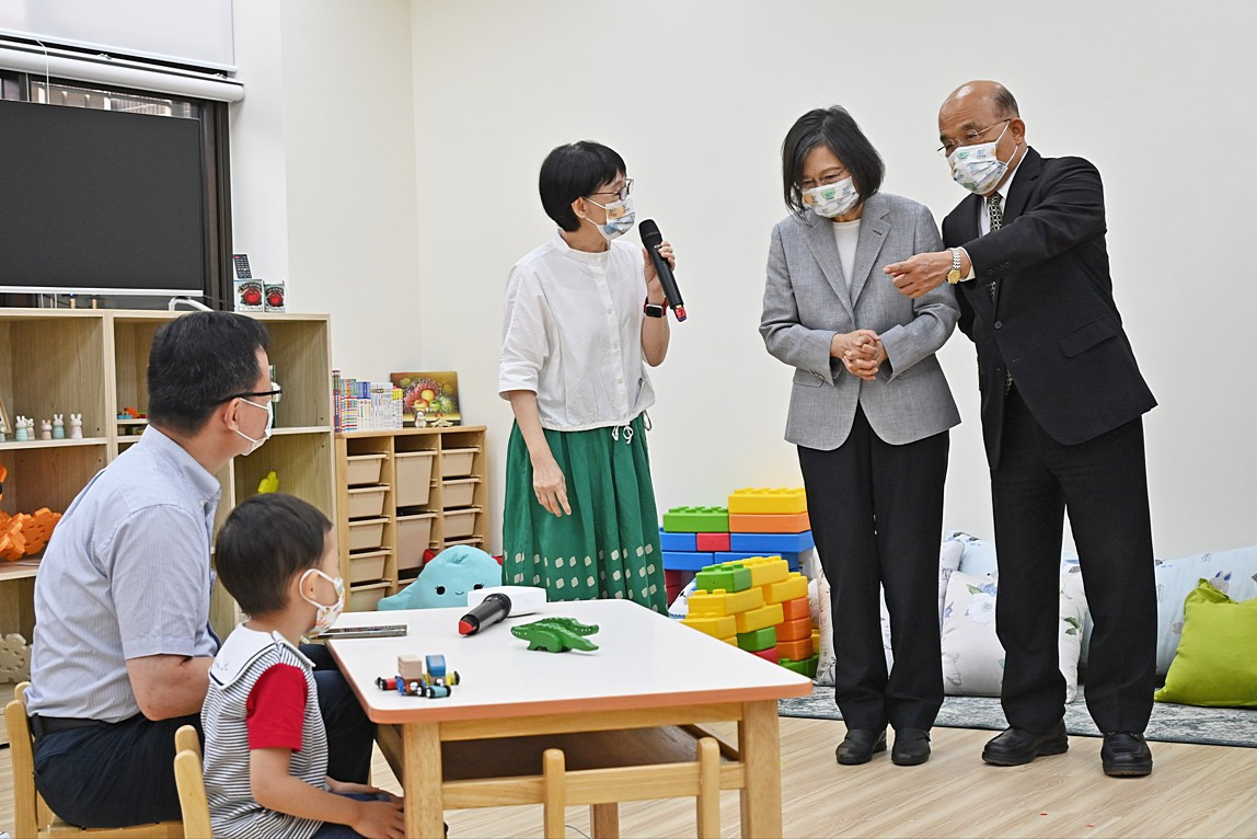 行政院長蘇貞昌2日與蔡英文總統共同出席「中華電信職場互助教保服務中心開幕典禮」。(圖/行政院新聞傳播處)
