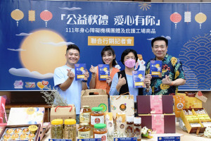 藝人米可白、白雲、馬國畢公益代言身障團體秋節商品一起做愛心。圖／彰化縣政府提供