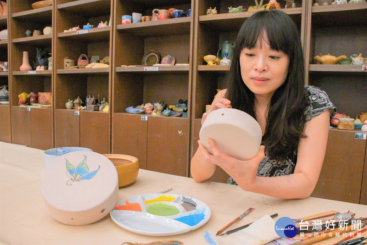 目前正在陶博館駐村創作的陶藝家蔡慧盈，帶來質感工作坊「叮叮咚咚轉魔術」，歡迎大家報名體驗彩繪陶片、陶珠，體驗上釉的趣味