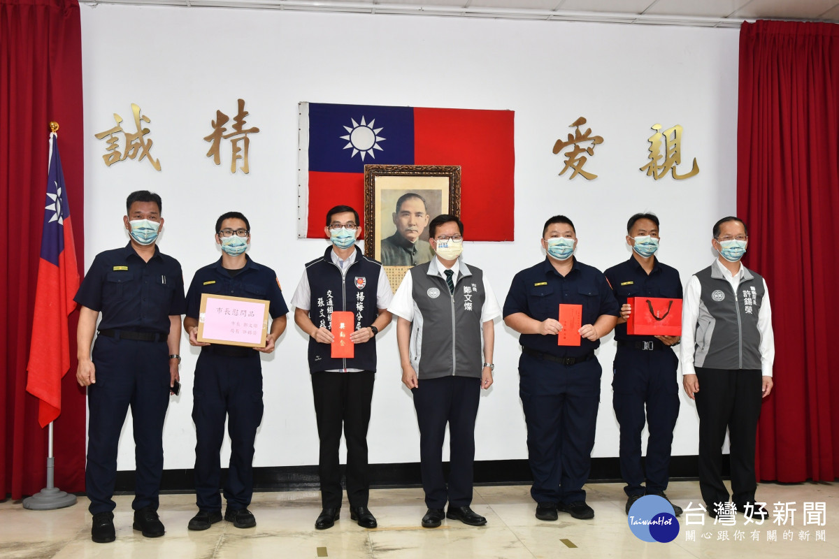 鄭市長慰問楊梅分局警察同仁辛勞並頒發破案獎金。