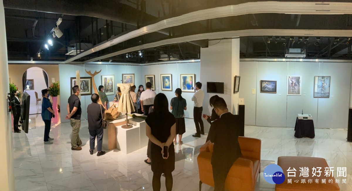 「春章耀藝」蔡俊章/王迎春聯展      8/3～8/31「侏羅紀博物館」展出