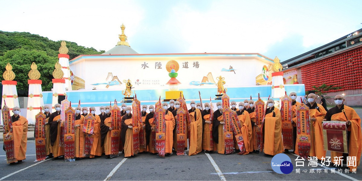 靈鷲山僧團法師手持佛幡莊嚴步入壇場