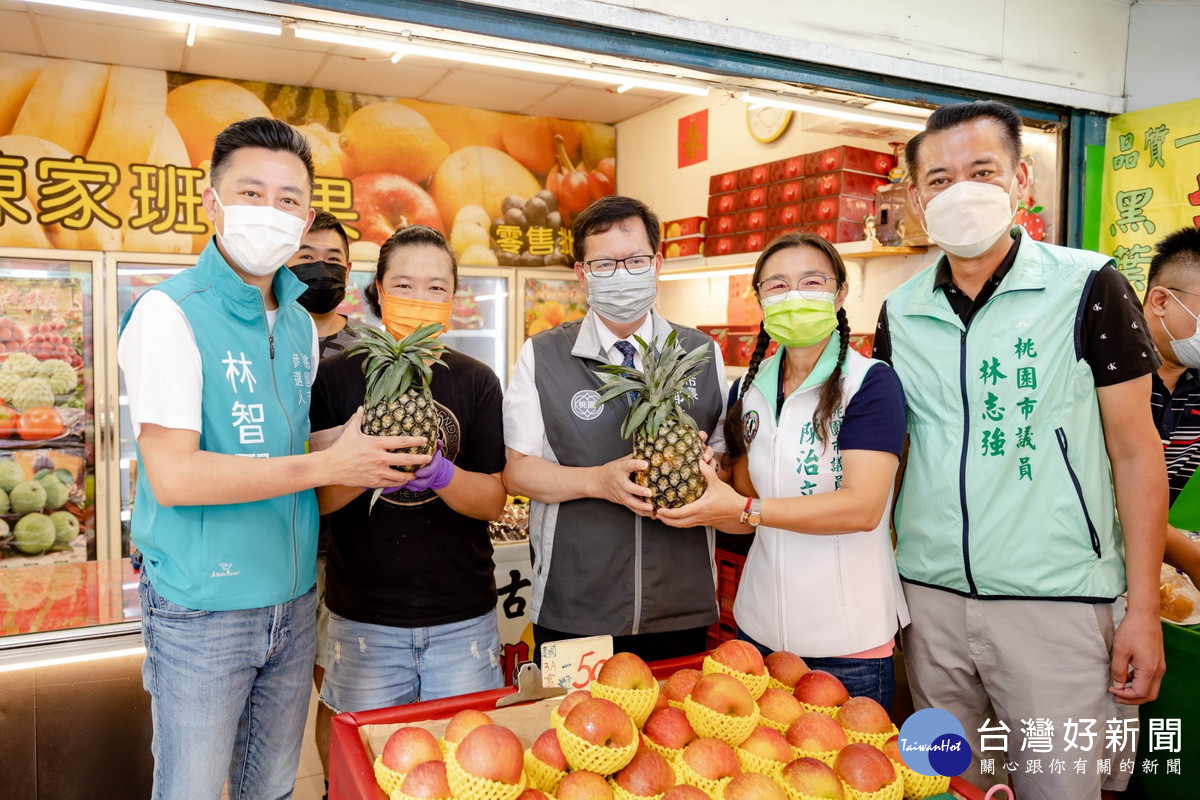 林智堅、鄭文燦在拜票途中停下腳步買水果，用行動支持台灣農民及農產品。
