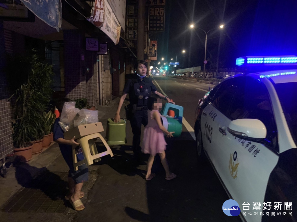 幼童深夜超商前兜售物品，暖警細心呵護尋親助返家。<br />
<br />
