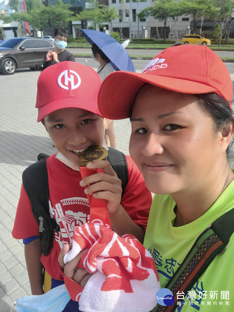 陳恩與媽媽合照，媽媽是孩子的最大粉絲及最佳後援 (台灣世界展望會提供)