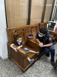 北興派出所所長林韋廷及警員林義寅協助男童重回父母懷抱／警方提供