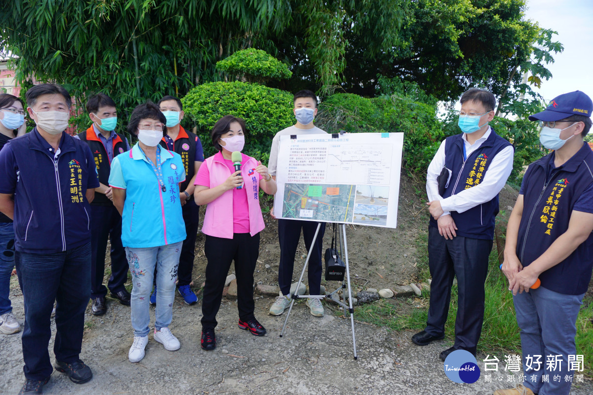 立委楊瓊瓔(左三)、市議員羅永珍(左二)推動豐洲科技園區二期聯外道路開闢工程。