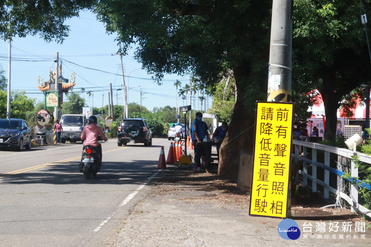 取締前方會有告示牌警示。（記者扶小萍攝）