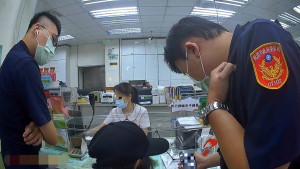 歹徒甜言蜜語婦人險遭詐騙，行員、員警聯手阻詐。