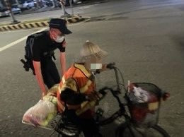 新光派出所員警巡邏發現慢車道上老婦人的腳踏車不進反退，立即下車救援及關懷／