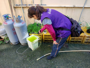 嘉義縣衛生局深入社區村里查核積水容器，已開立26張改善單／嘉義縣府提供