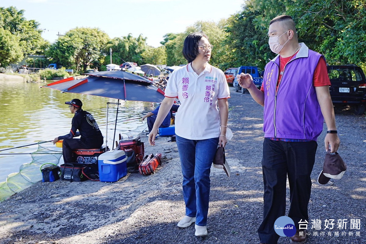 台灣民眾黨桃園市長參選人賴香伶出席桃園市總工會舉辦的釣魚比賽活動。