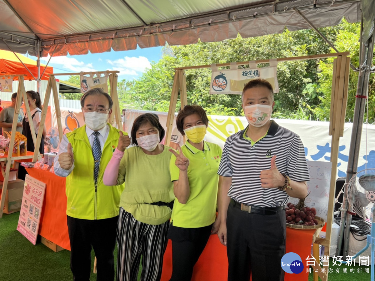 農糧署署長胡忠一(左一)、豐原區農會蔡森揚總幹事(右一)，與今年臺中市優質高接梨評鑑競賽囊括第二名、第三名的果樹產銷班長謝敏榮合影。