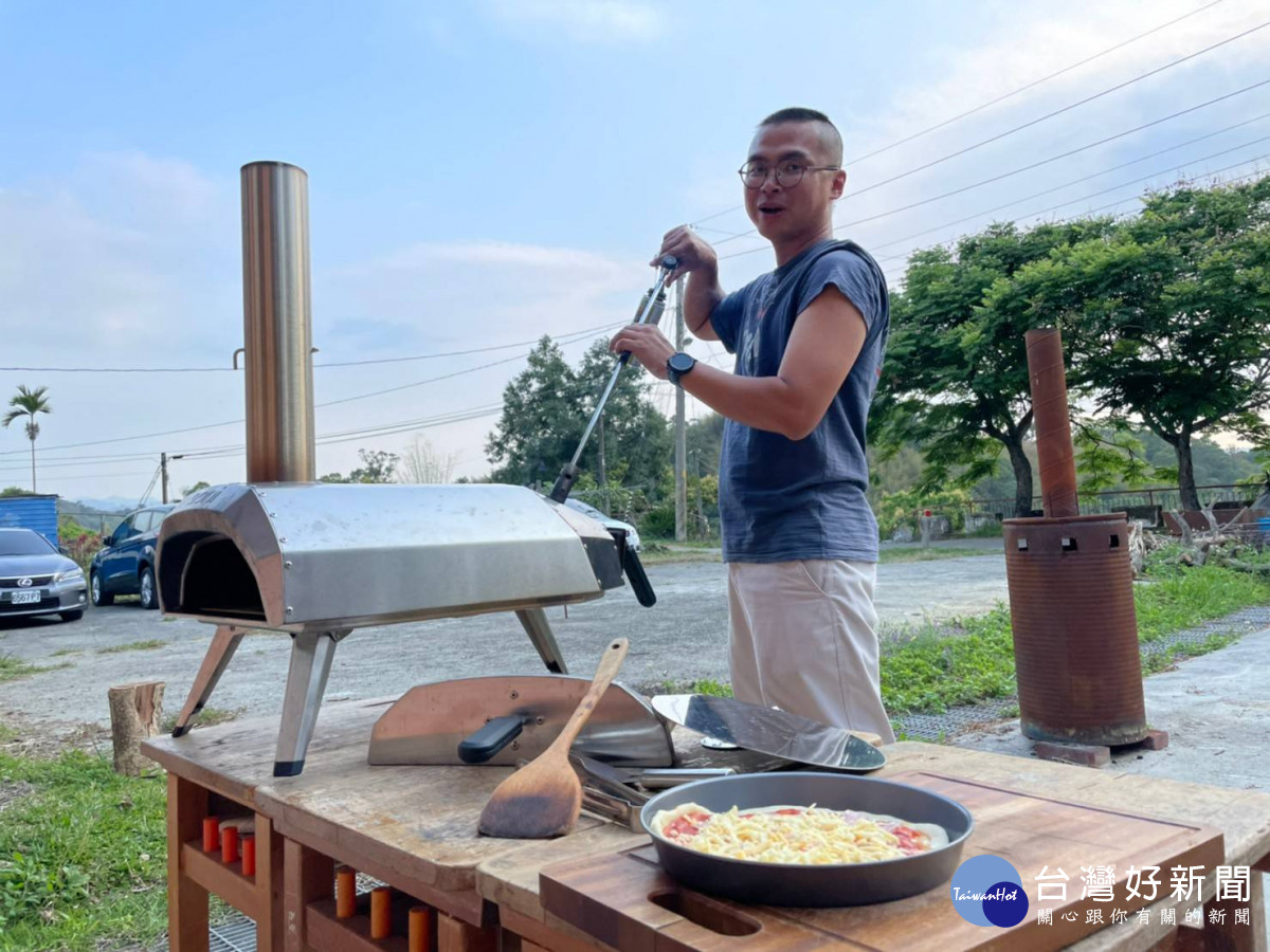 文創產業得獎者趙子維先生進行食農教育，向大眾推廣客家美食。
