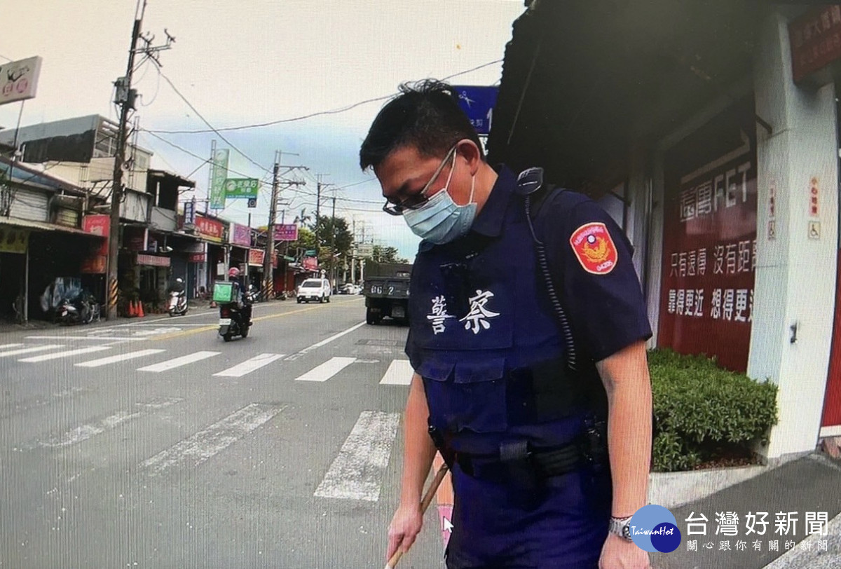 車上的強化玻璃甩出造成碎裂散落滿地，警方清掃路面玻璃碎片防制意外事故發生。<br />
<br />
