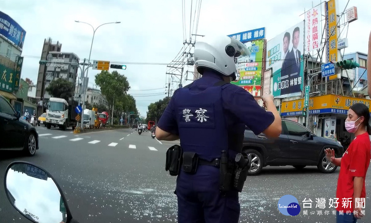 車上的強化玻璃甩出造成碎裂散落滿地，警方清掃路面玻璃碎片防制意外事故發生。<br /><br />
<br /><br />
