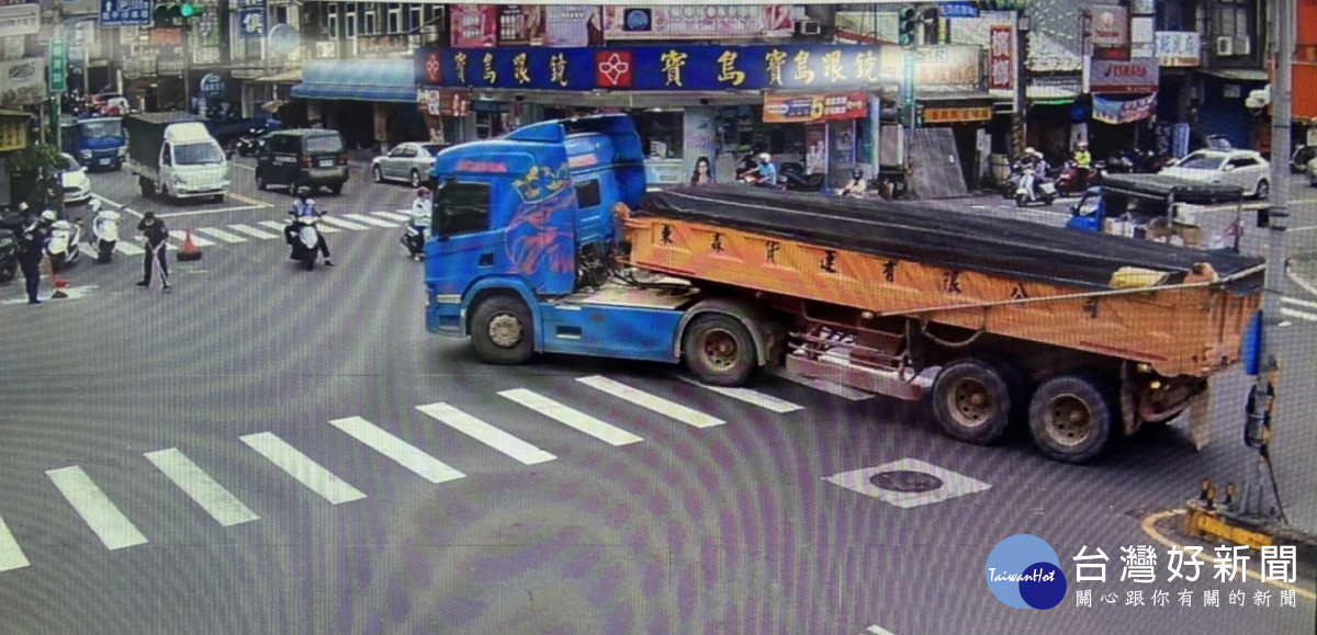 車上的強化玻璃甩出造成碎裂散落滿地，警方清掃路面玻璃碎片防制意外事故發生。