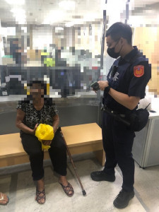 斗南分局斗南派出所警員莊上鍏獲報後趕往了解，平安協助老婦返回家中／警方提供