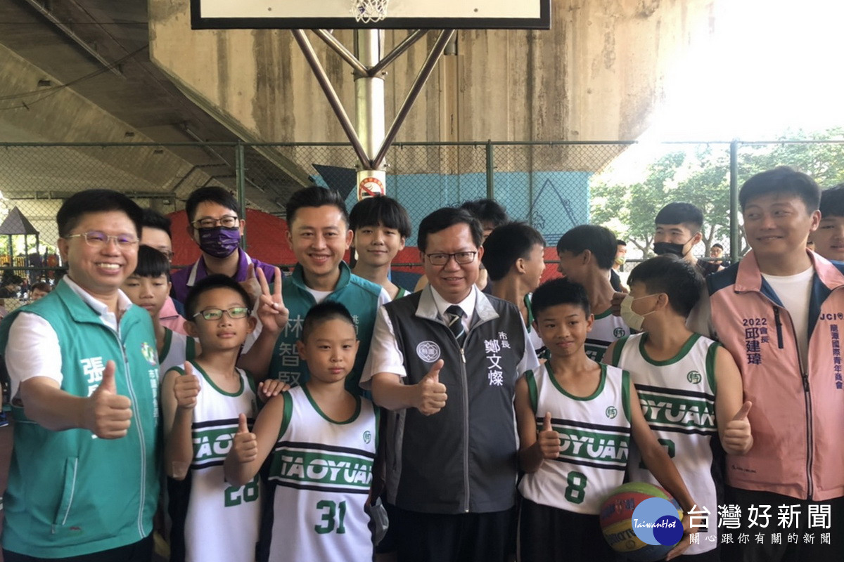 桃園市長鄭文燦出席「龍潭區一城市盃籃球三對三鬥牛賽」開幕典禮與選手合影。