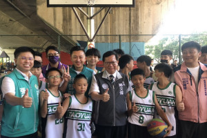 桃園市長鄭文燦出席「龍潭區一城市盃籃球三對三鬥牛賽」開幕典禮與選手合影。