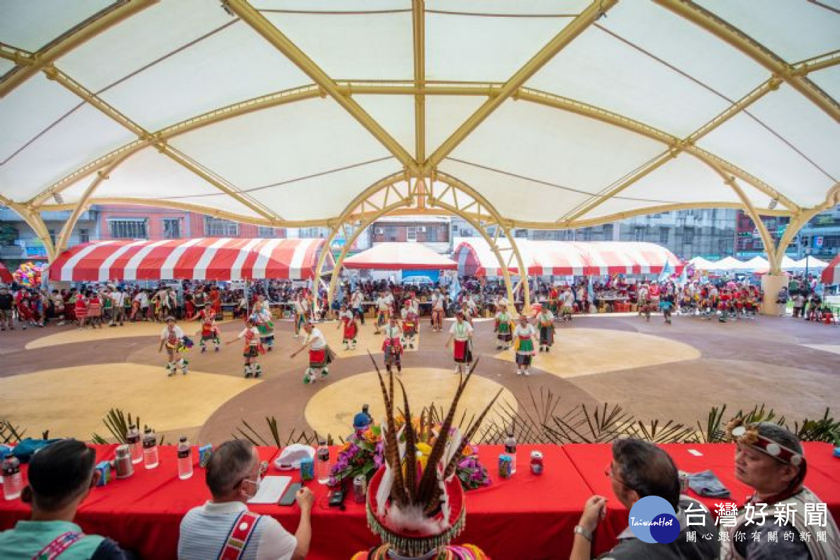 「111年度八德區原住民族豐年祭」在八德藝文天幕廣場盛大展開，向祖靈祈福。