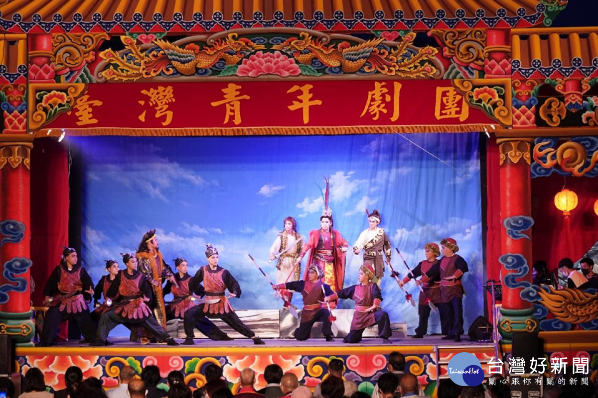 國立台灣戲曲學院青年劇團演出，精采的對白與肢體動作，讓台下民眾看得目不轉睛，頻頻拍手叫好。<br />
