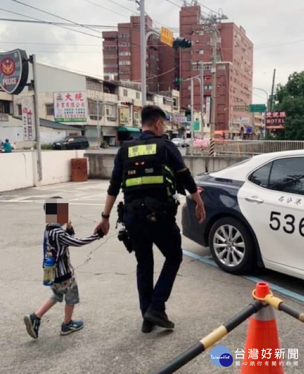 雲林縣北港一名4歲男童獨自滯留在圖書館，所幸員警利用警、戶政系統找到男童媽媽，順利通知到場將小孩帶回／警方提供