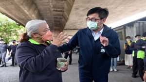▲陳其邁慰勞環保局三民東區清潔隊。（圖／記者 許高祥 翻攝）