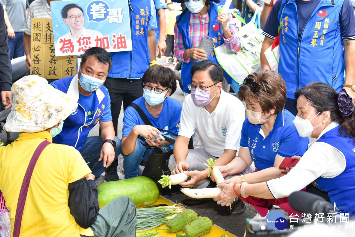 張善政「十三區深耕行腳」聽民意談托育　　楊梅攤商備大聲公喊「凍蒜！」