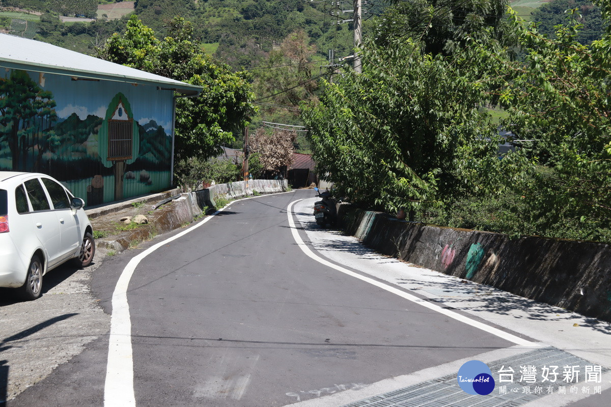 排水溝加蓋後道路寬敞許多。（記者扶小萍攝）