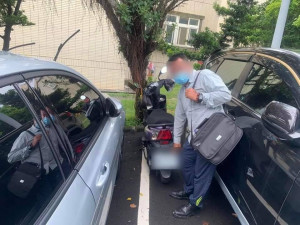 男子誤以為機車失竊焦急報案，員警協尋後才發現原來是被汽車擋住視線／警方提供