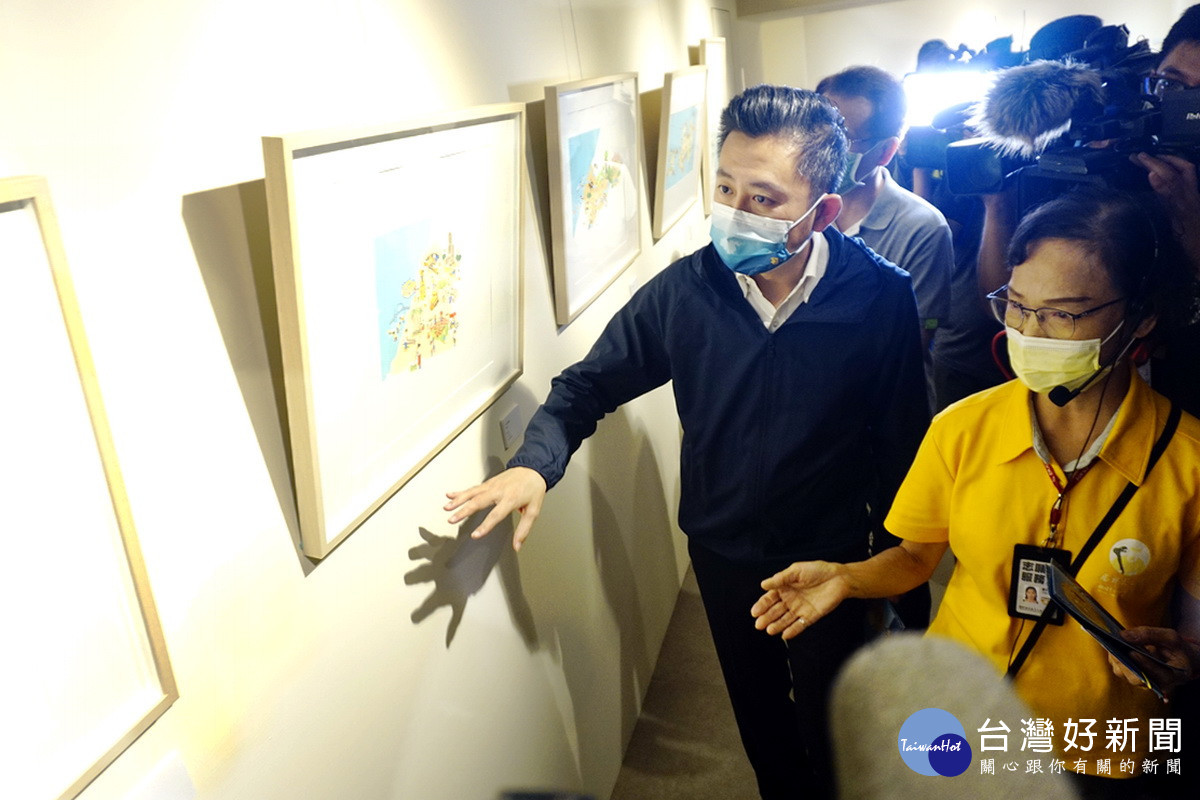 民進黨桃園市長參選人林智堅參訪桃園市土地公文化館參觀畫作。