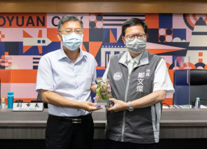 市長頒發花彩節評鑑績優獎項，由陳聖義區長代表受獎。