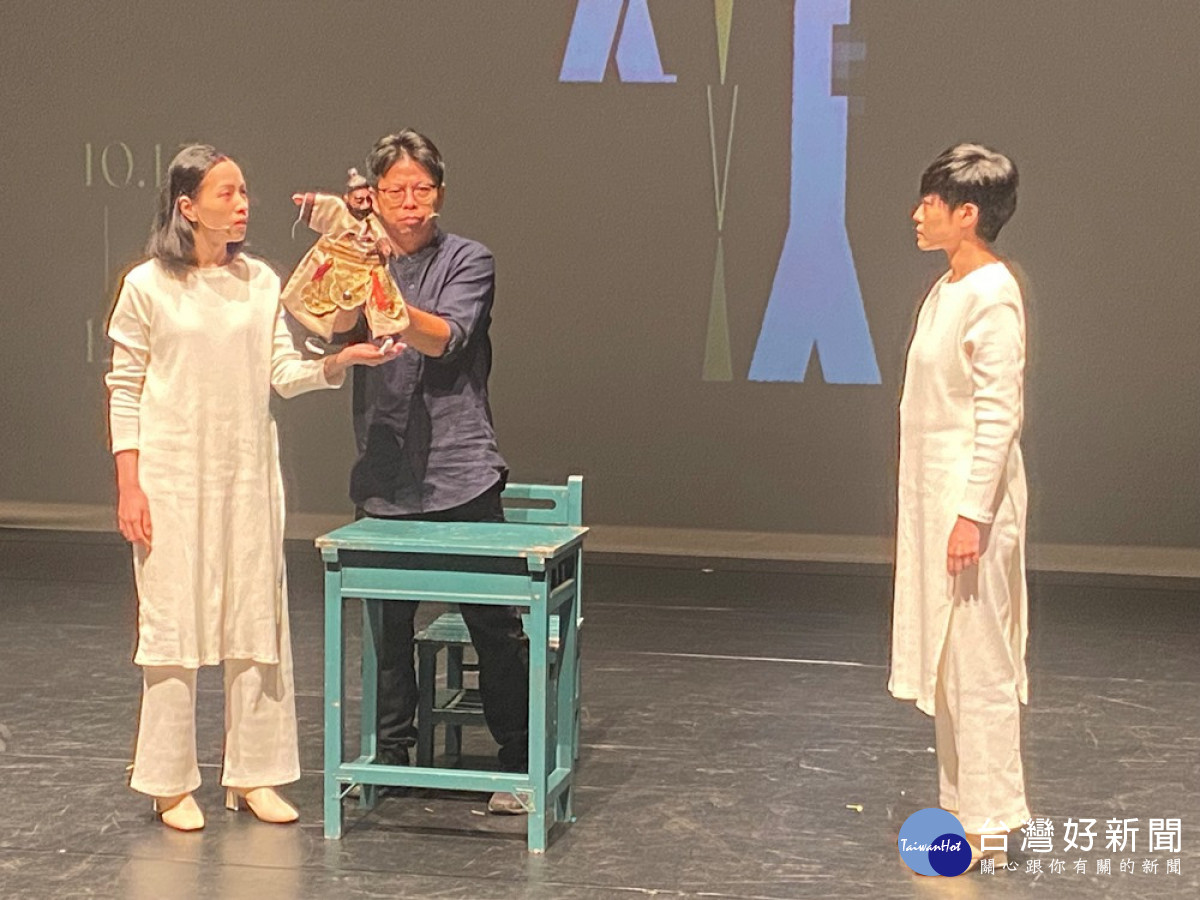 「2022 NTT遇見巨人」系列節目之一的真雲林閣掌中劇團與香港浪人劇場共製的《千年幻戀》演出片段。(圖/記者賴淑禎攝)