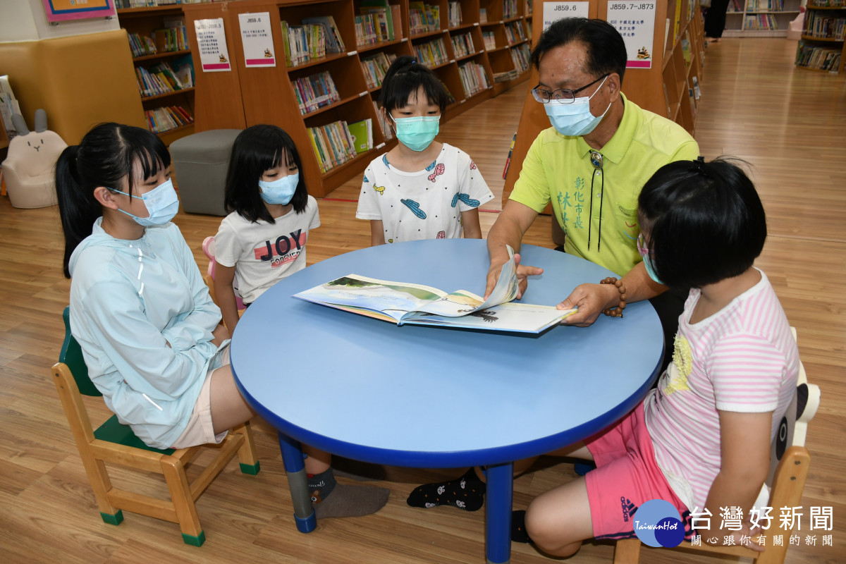 林世賢市長在市立圖書館念兒童繪本新書給小朋友聽。圖／彰化市公所提供