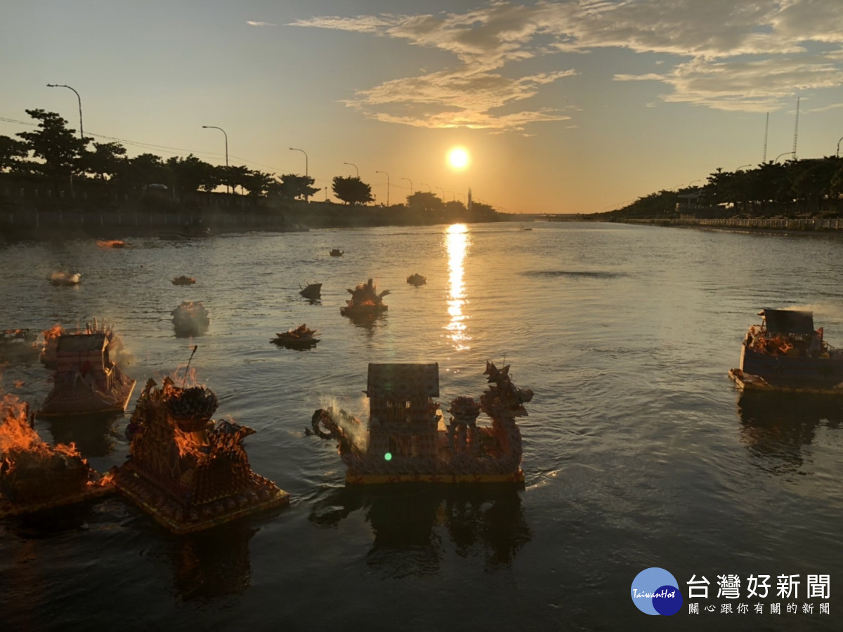 重現鹿港風華「祭水靈」　鹿港地藏王廟放水燈