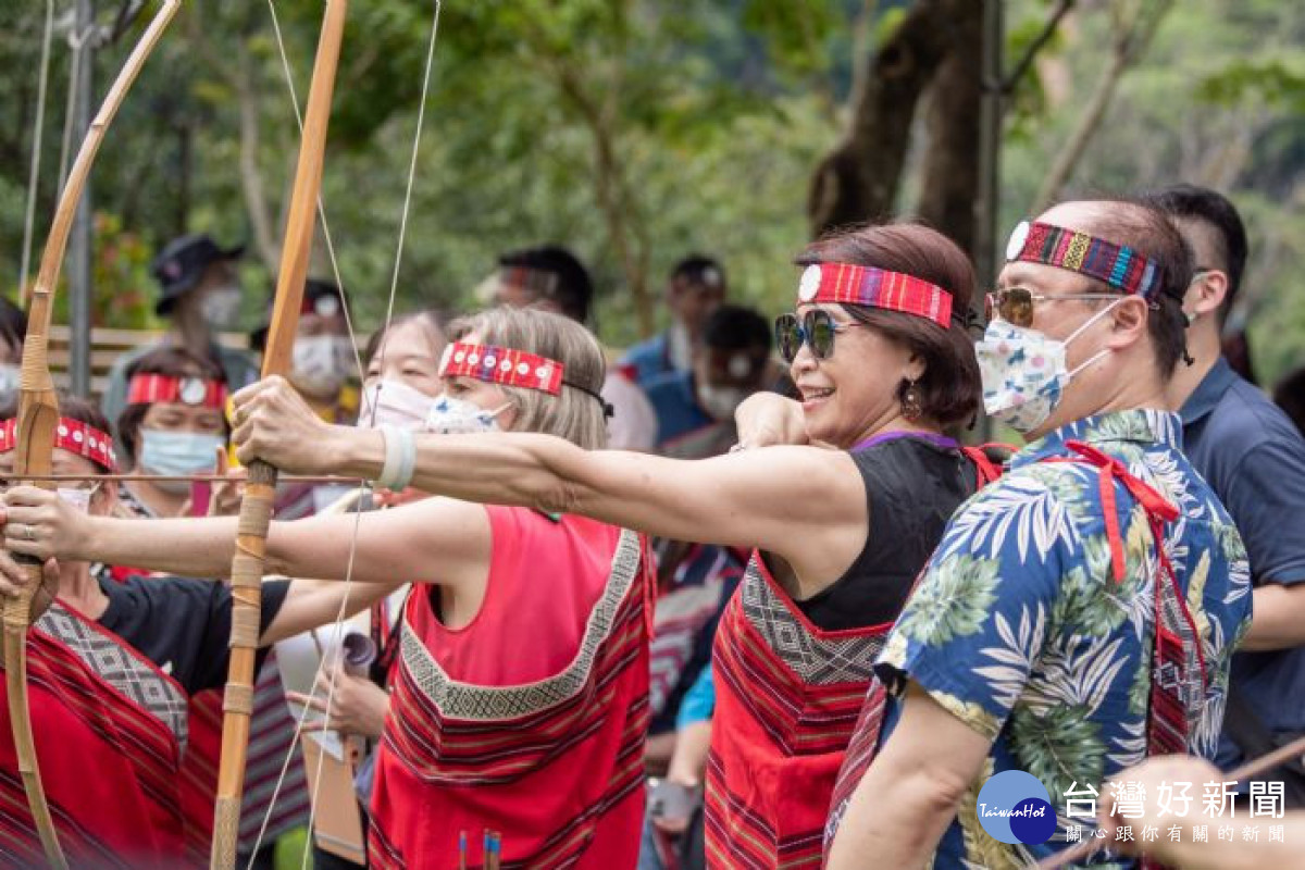  外賓親身體驗泰雅族傳統技藝，加深對原民文化的認識。