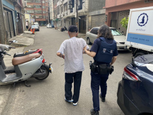 93歲老翁晨運身體不適，機警員警協助返家。