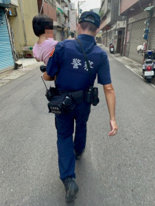 中壢警單手抱迷途女童尋家，爸氣背影父愛爆表。
